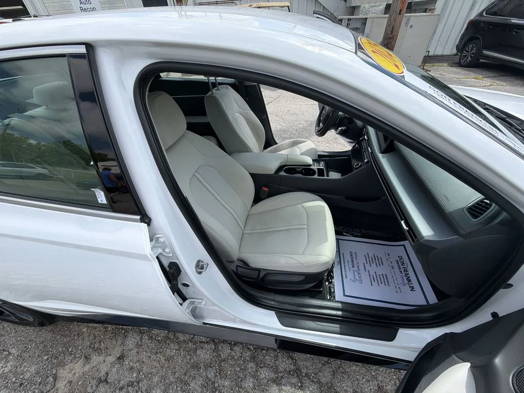 Used 2025 White Hyundai SEL image 24