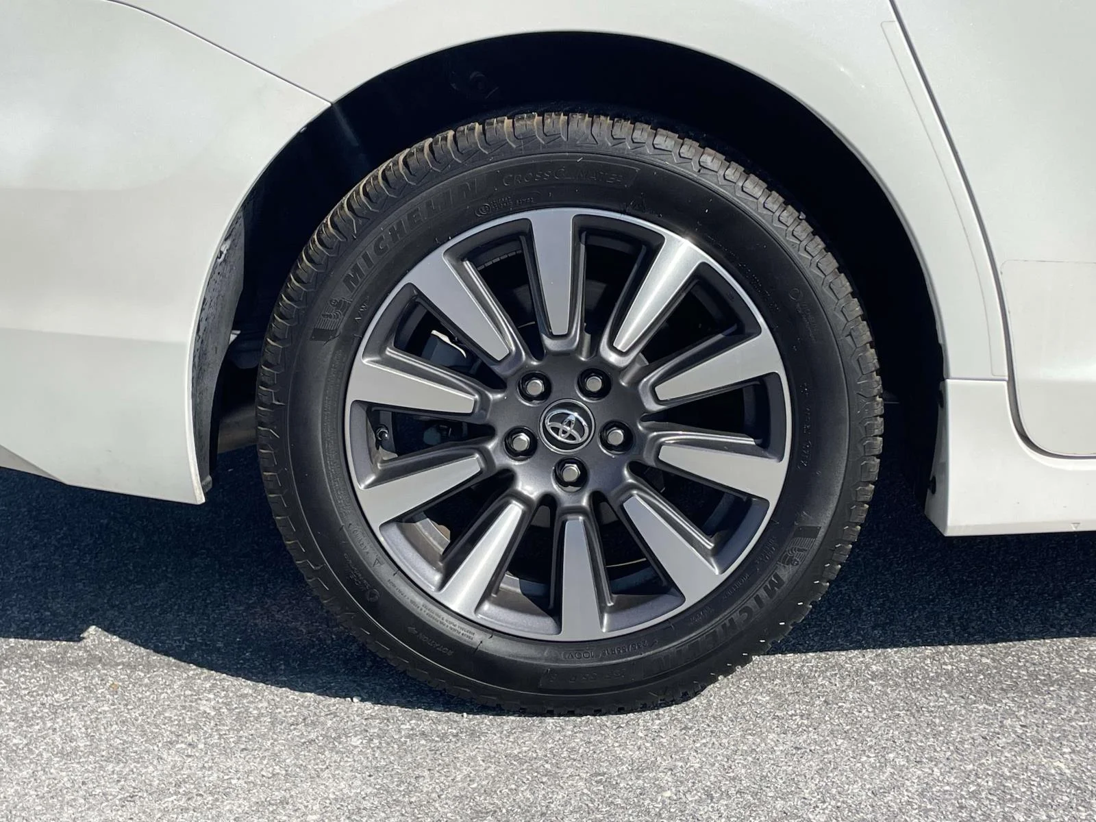 Used 2019 Blizzard Pearl Toyota Limited Premium image 33