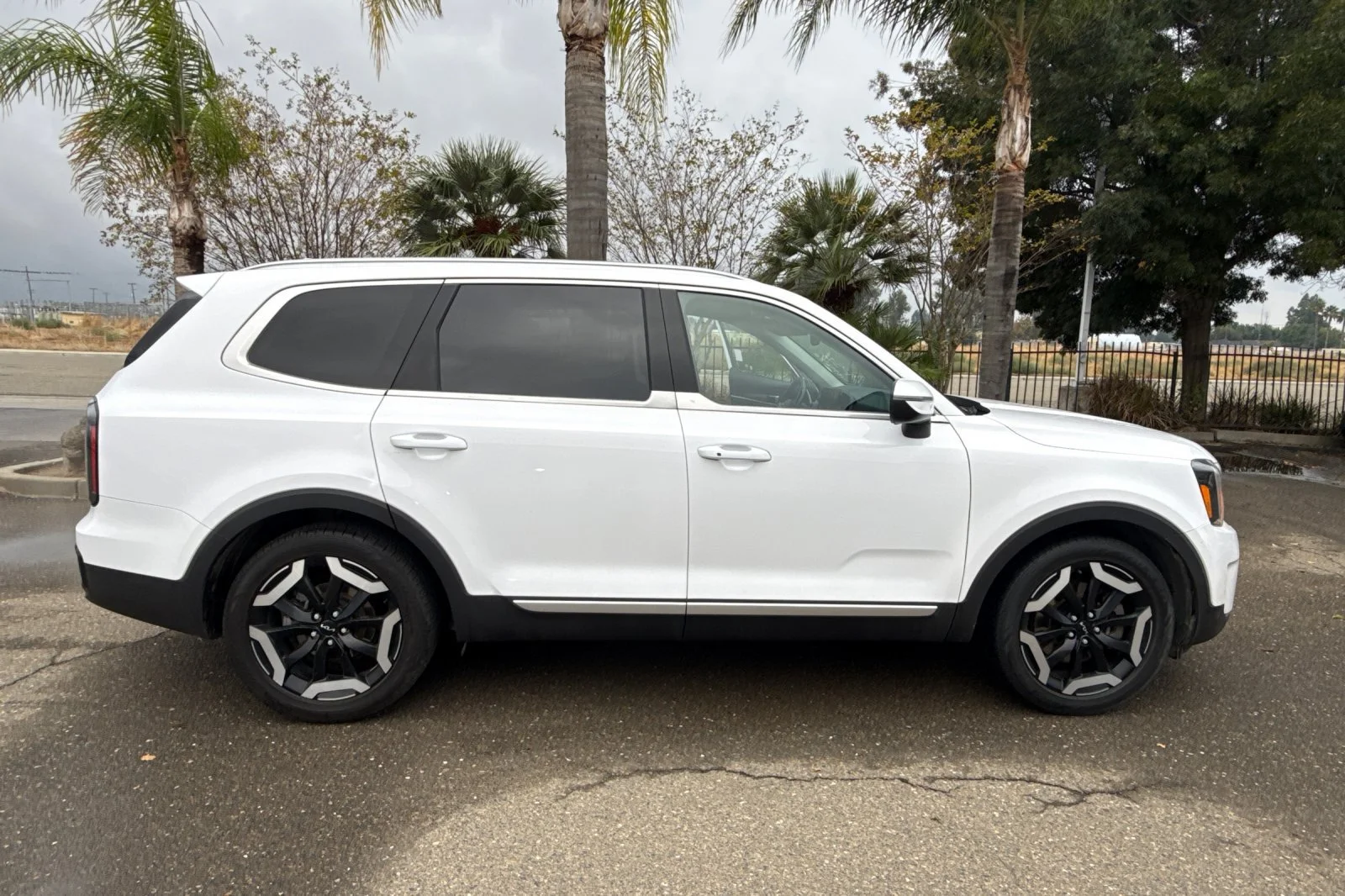 Used 2024 White Kia EX image 3