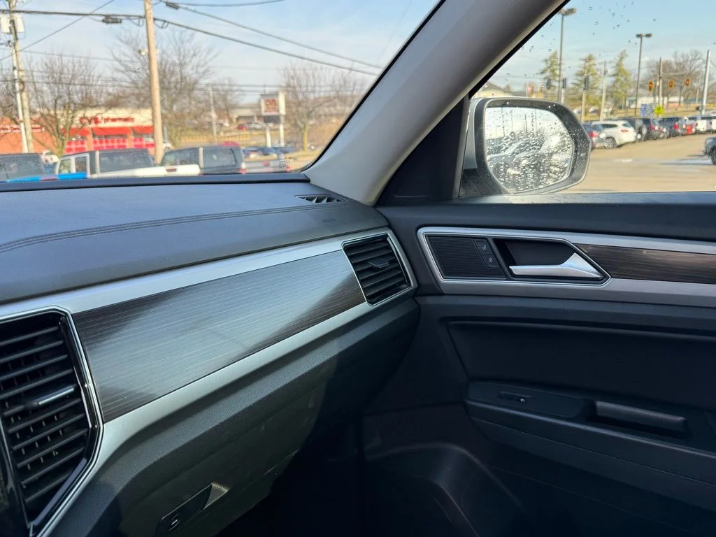 Used 2018 Silver Volkswagen SEL image 23