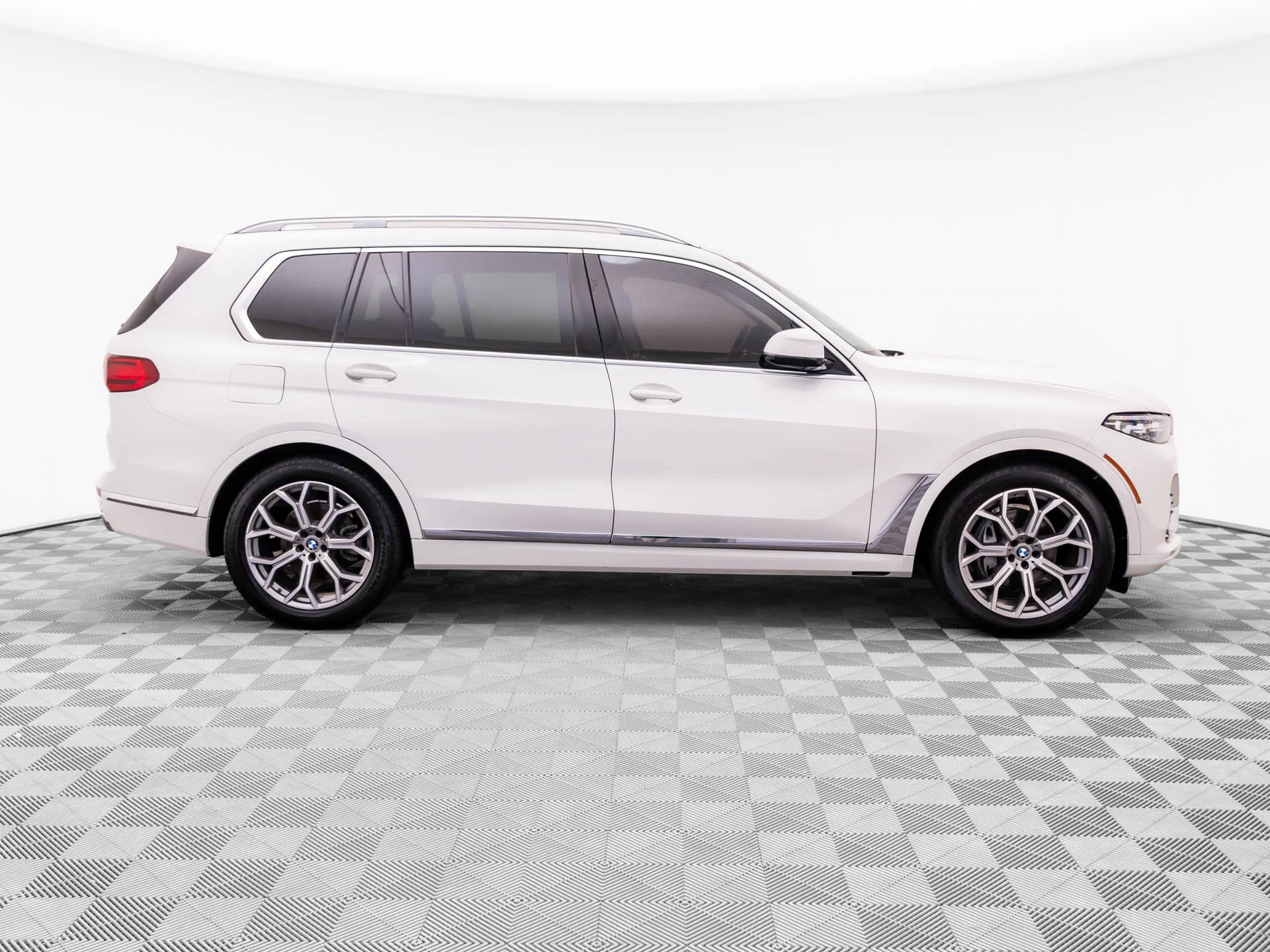 Used 2020 White BMW xDrive40i image 8