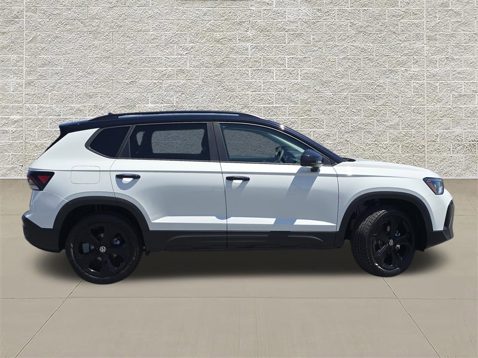 New 2026 Pure White w/Deep Black Roof Volkswagen SE Black image 8
