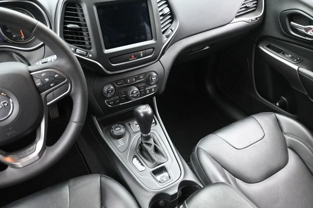 Used 2022 Gray Jeep Latitude Lux image 15