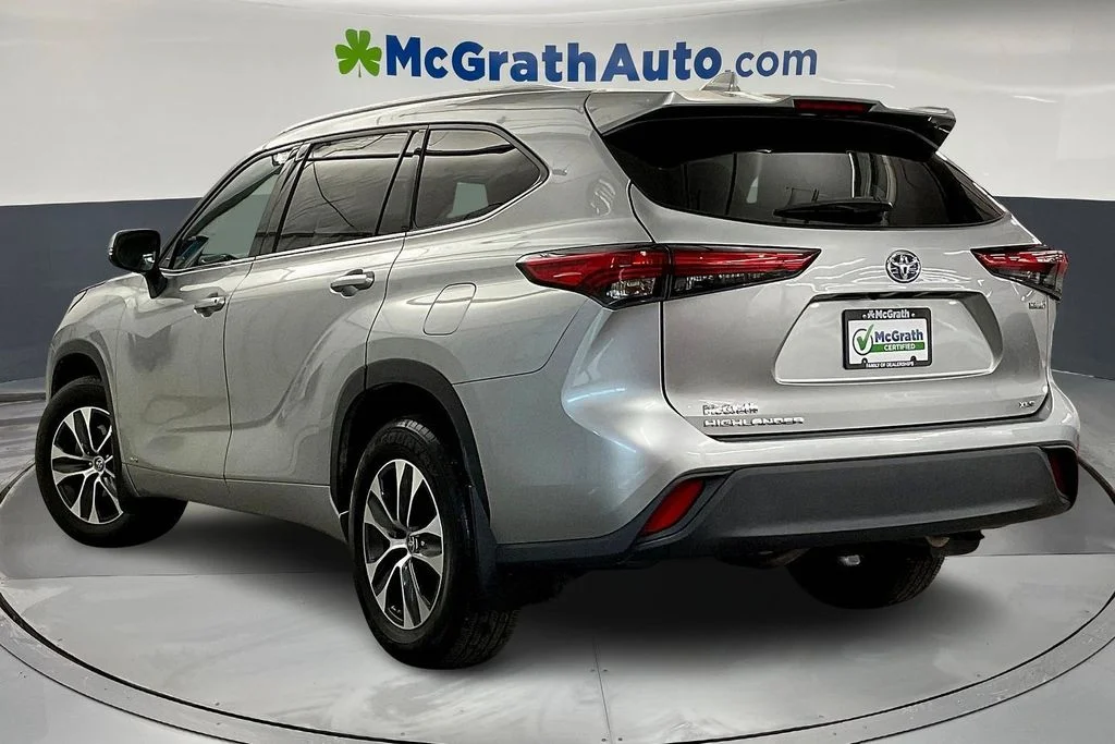 Used 2022 Silver Toyota XLE image 3