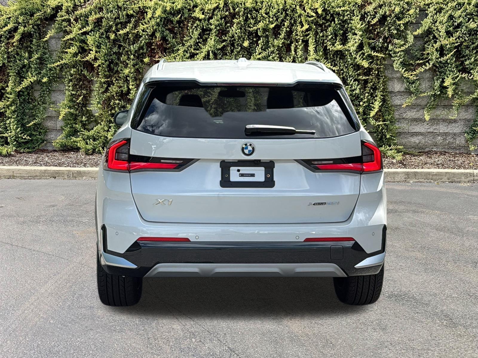 New 2027 0A96 Mineral White Metallic BMW xDrive28i image 5