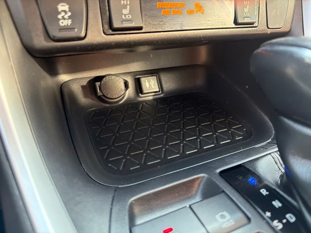 Used 2019 Silver Sky Metallic Toyota XLE Premium image 33