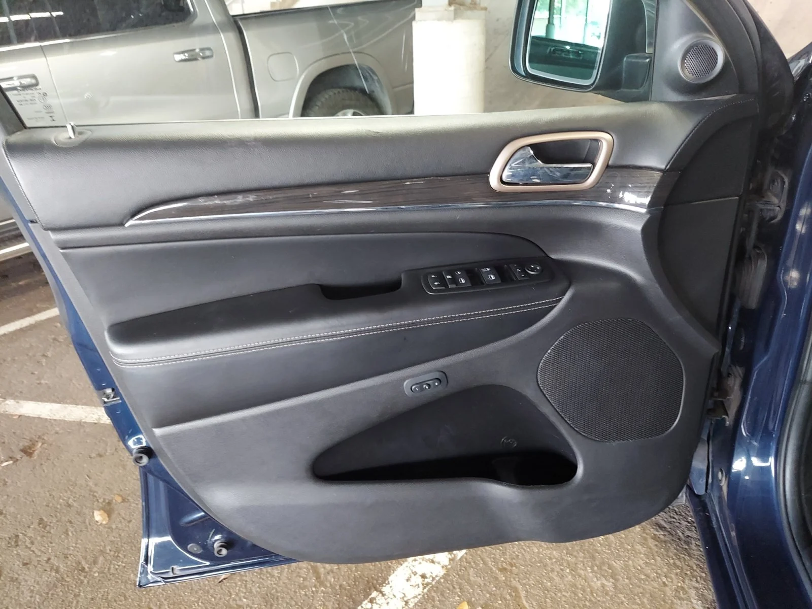 Used 2015 True Blue Pearlcoat Jeep Overland image 29