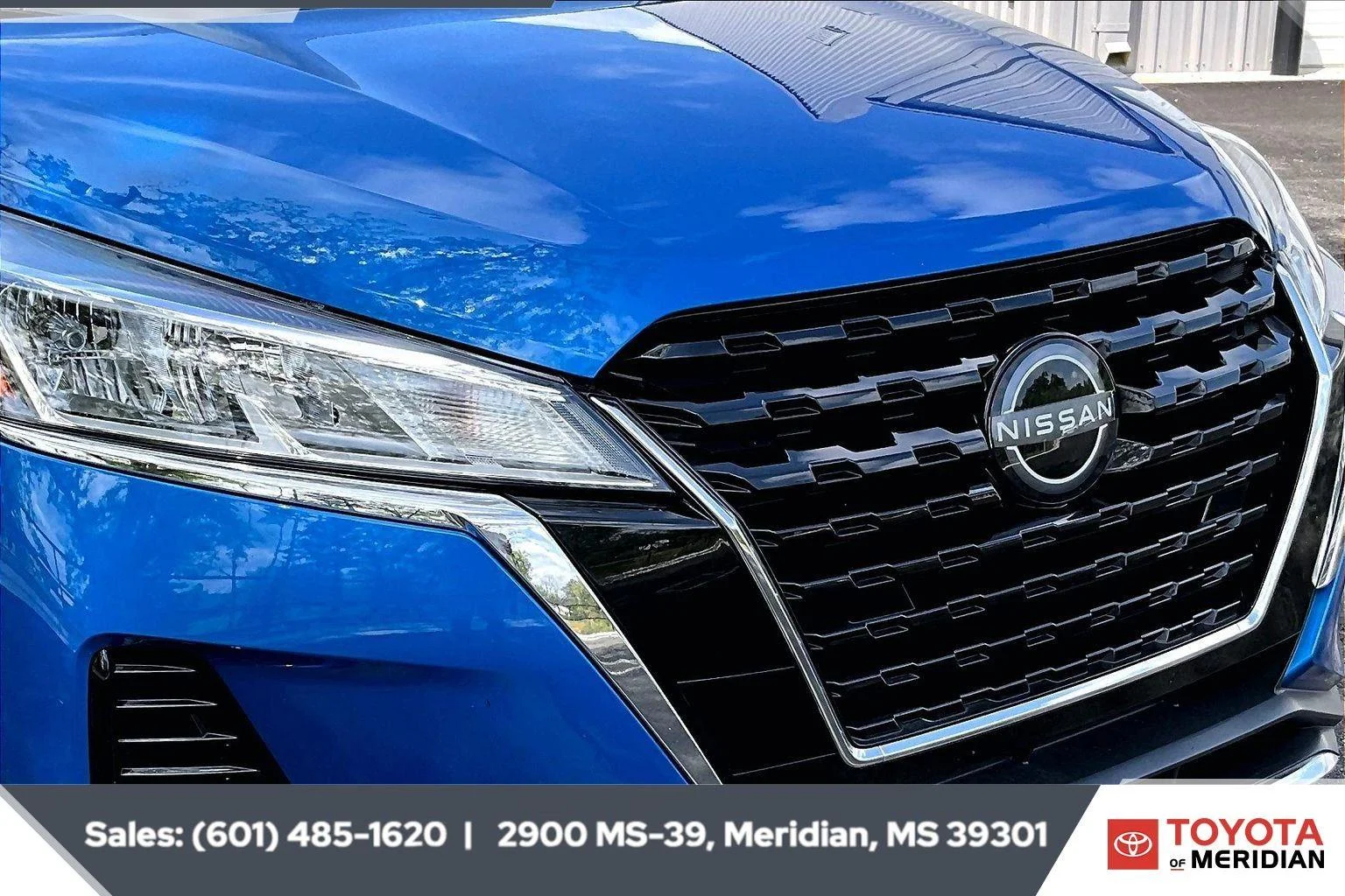 Used 2024 Electric Blue Metallic/Super Black Nissan SV image 20