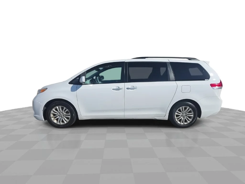 Used 2012 White Toyota XLE image 5