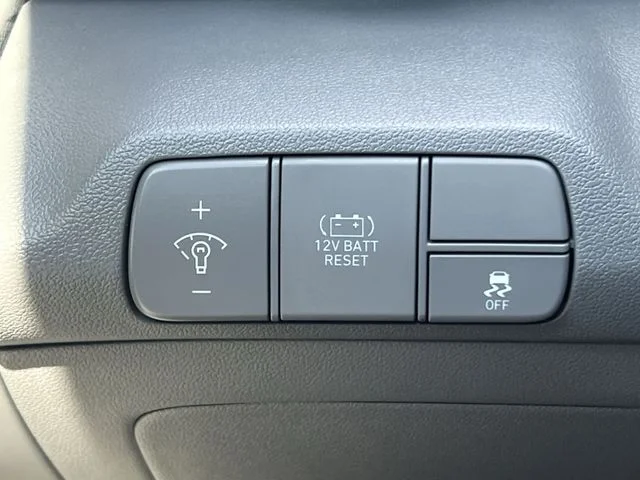 Used 2025 Blue Hyundai SEL Sport image 31