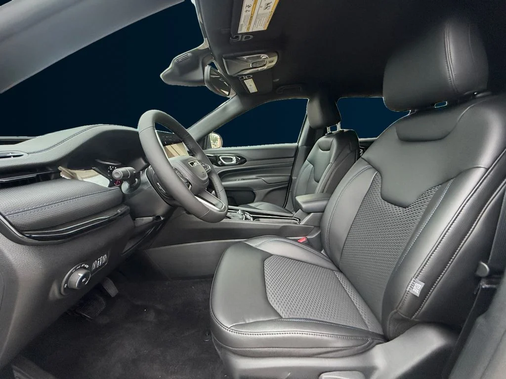 New 2026 White Jeep Latitude image 10