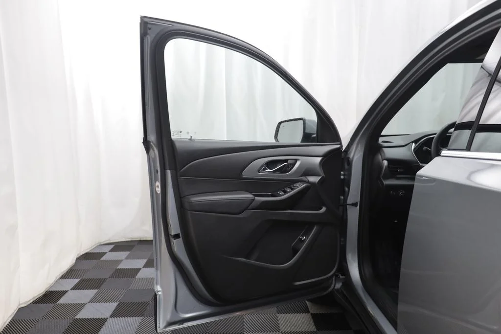 Used 2023 Sterling Gray Metallic Chevrolet LT image 4