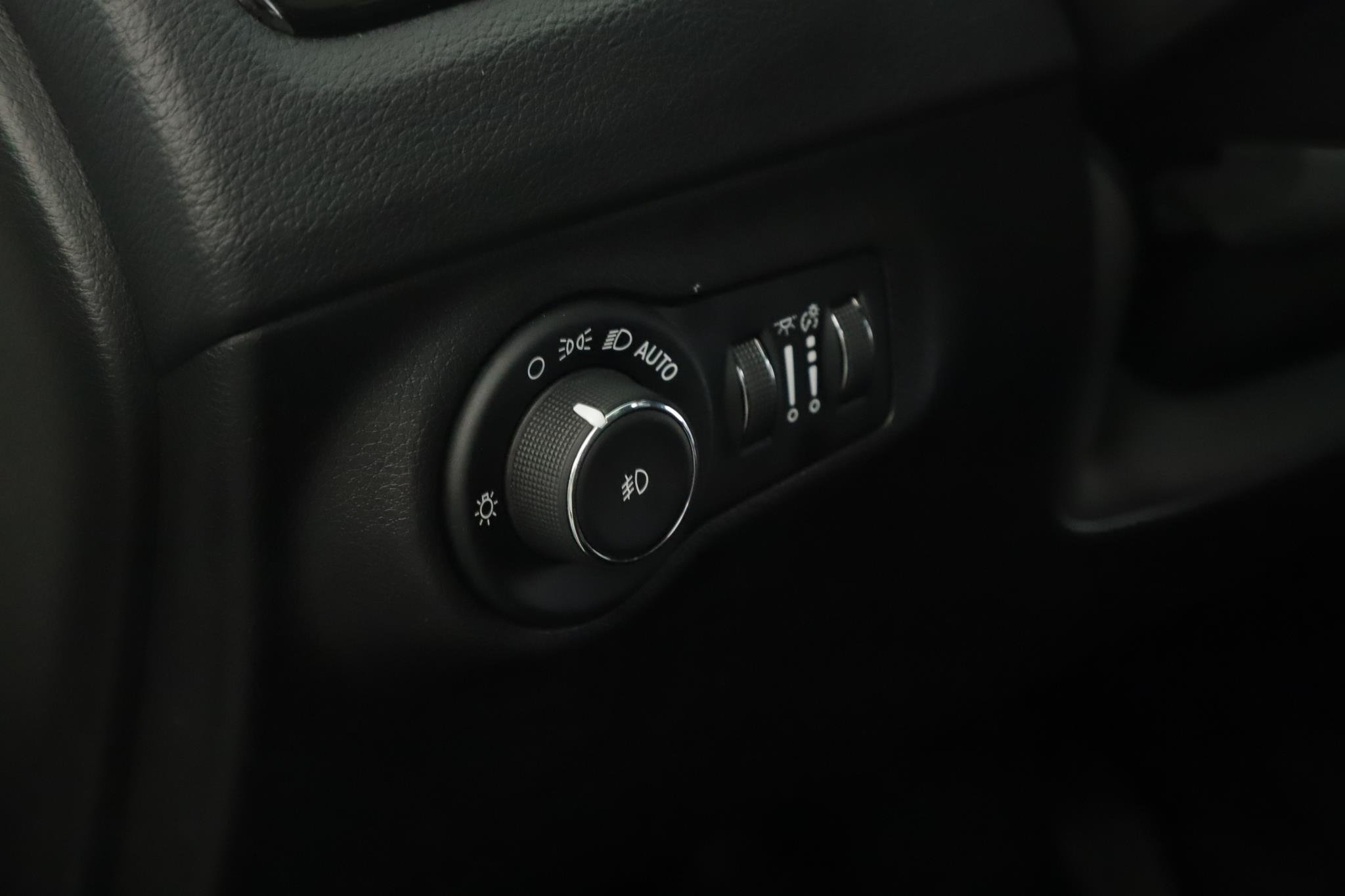 Used 2020 White Clearcoat Jeep Limited 4x4 image 9