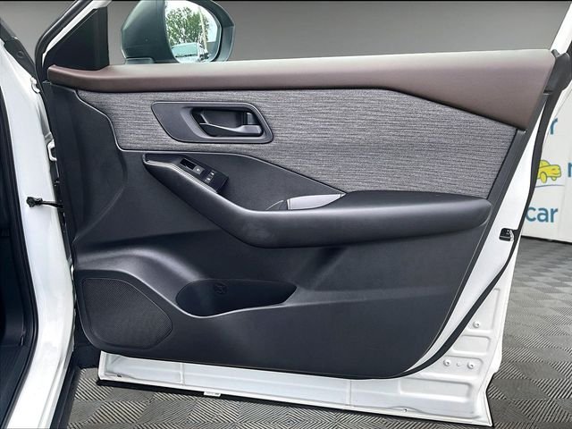 Used 2023 White Nissan S image 19
