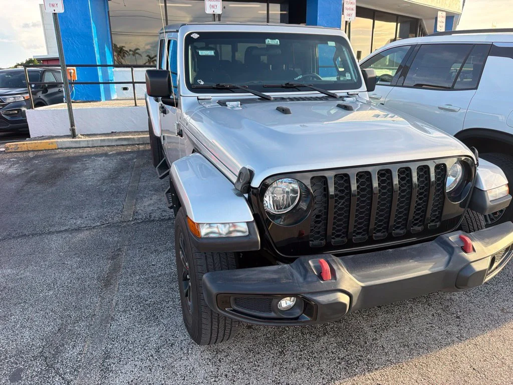 Used 2022 Silver Zynith Clearcoat Jeep Altitude image 6