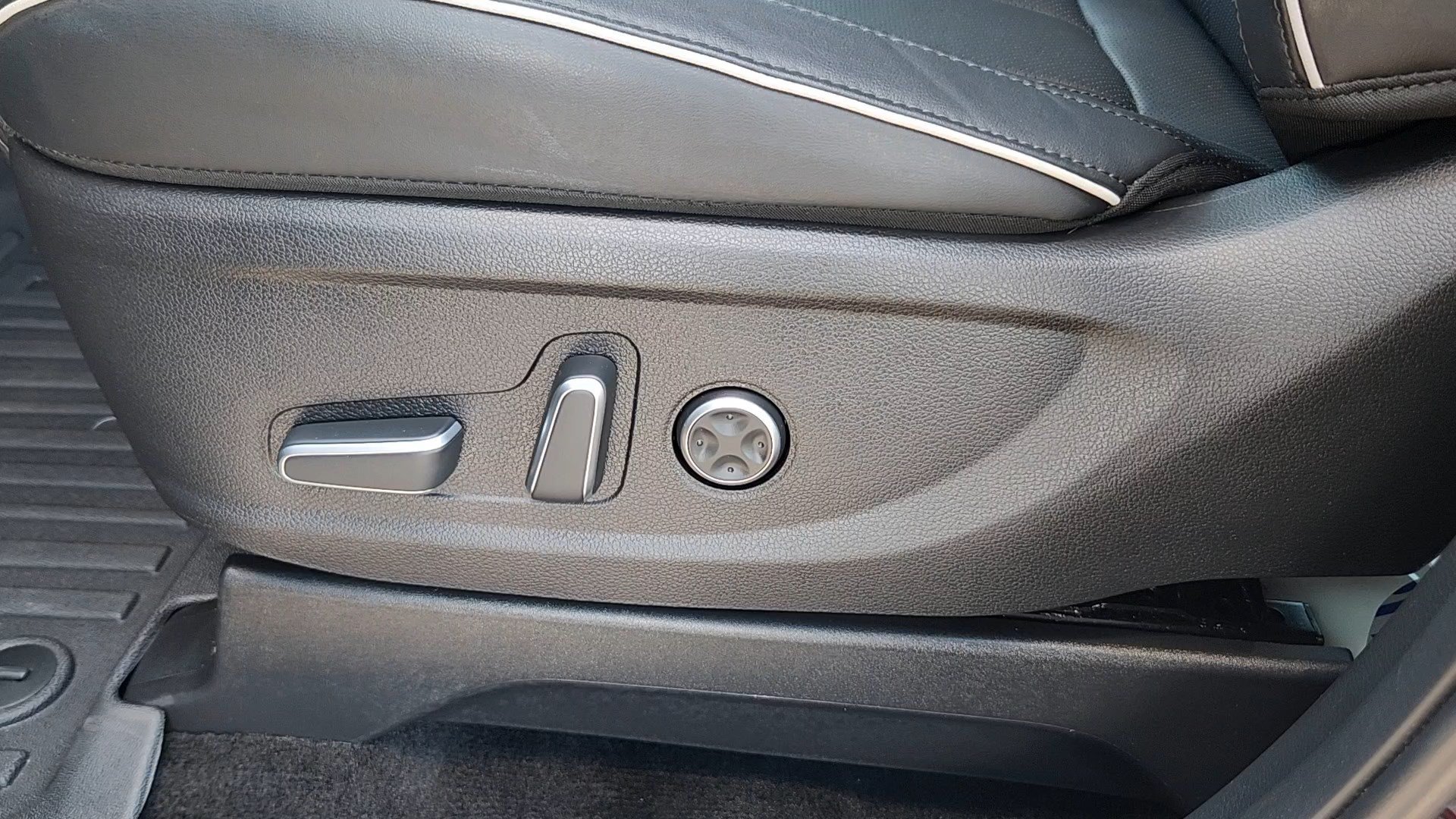 Certified Used 2025 Abyss Black Pearl Hyundai SEL Premium 8P image 9