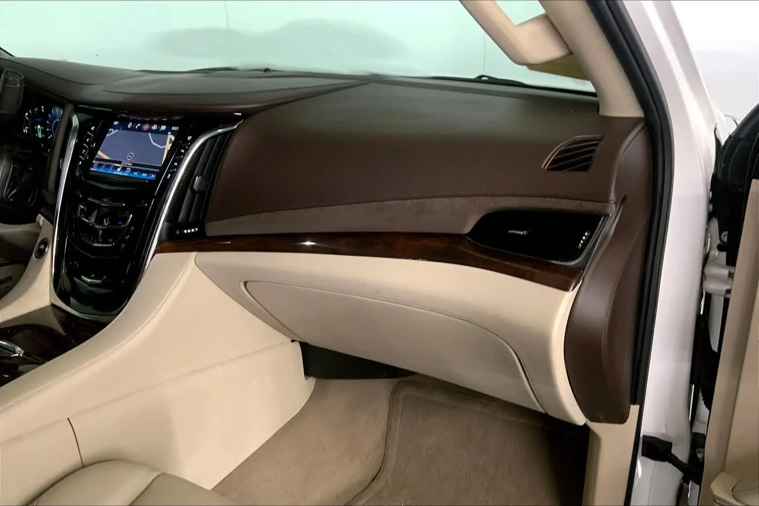 Used 2016 Crystal White Tricoat Cadillac Premium Collection image 17