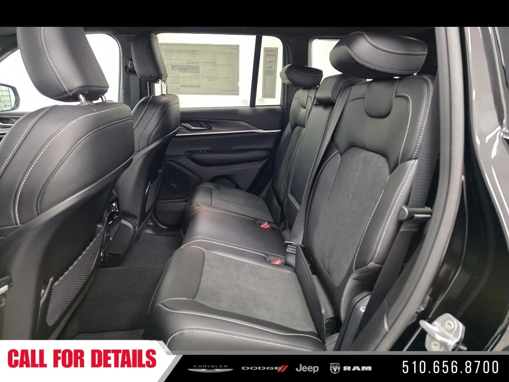 New 2026 Diamond Black Crystal Pearl-Coat Exterior Paint Jeep Altitude image 11