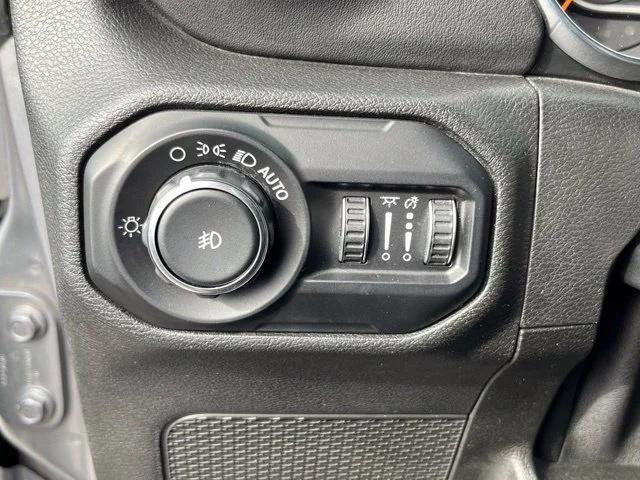 Used 2018 Silver Jeep Sahara 4x4 image 29