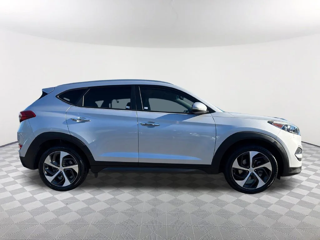 Used 2016 Silver Hyundai Limited image 4