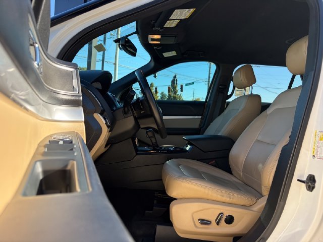 Used 2016 White Platinum Clearcoat Metallic Ford XLT image 22