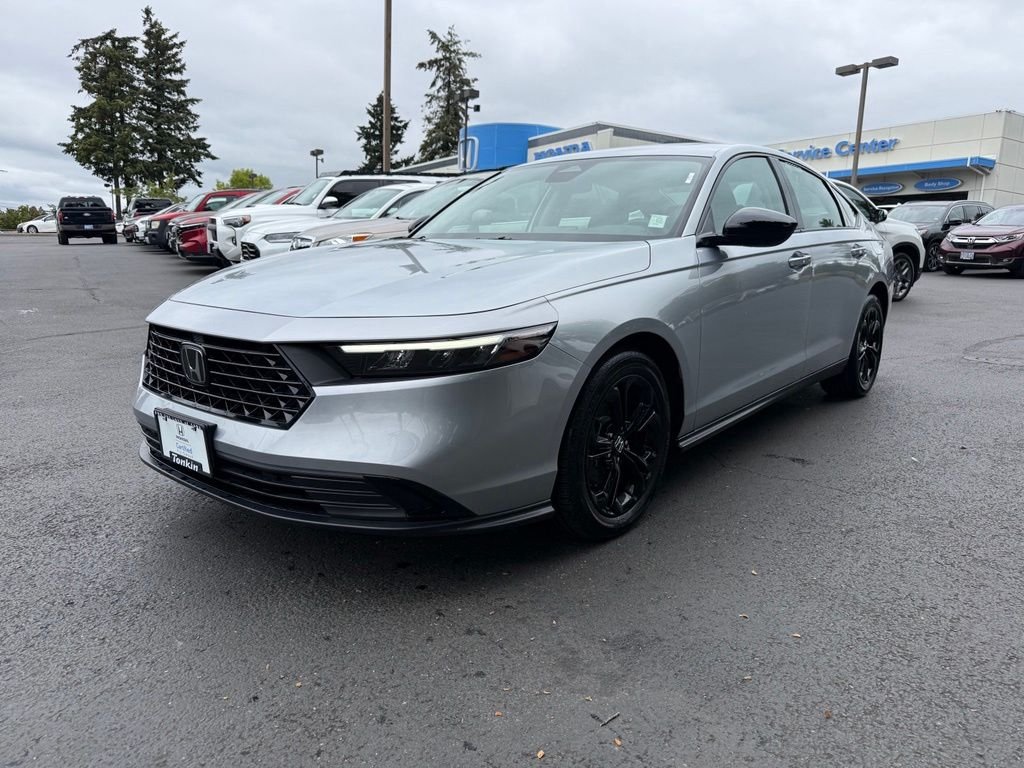 Used 2025 Solar Silver Metallic Honda SE image 4