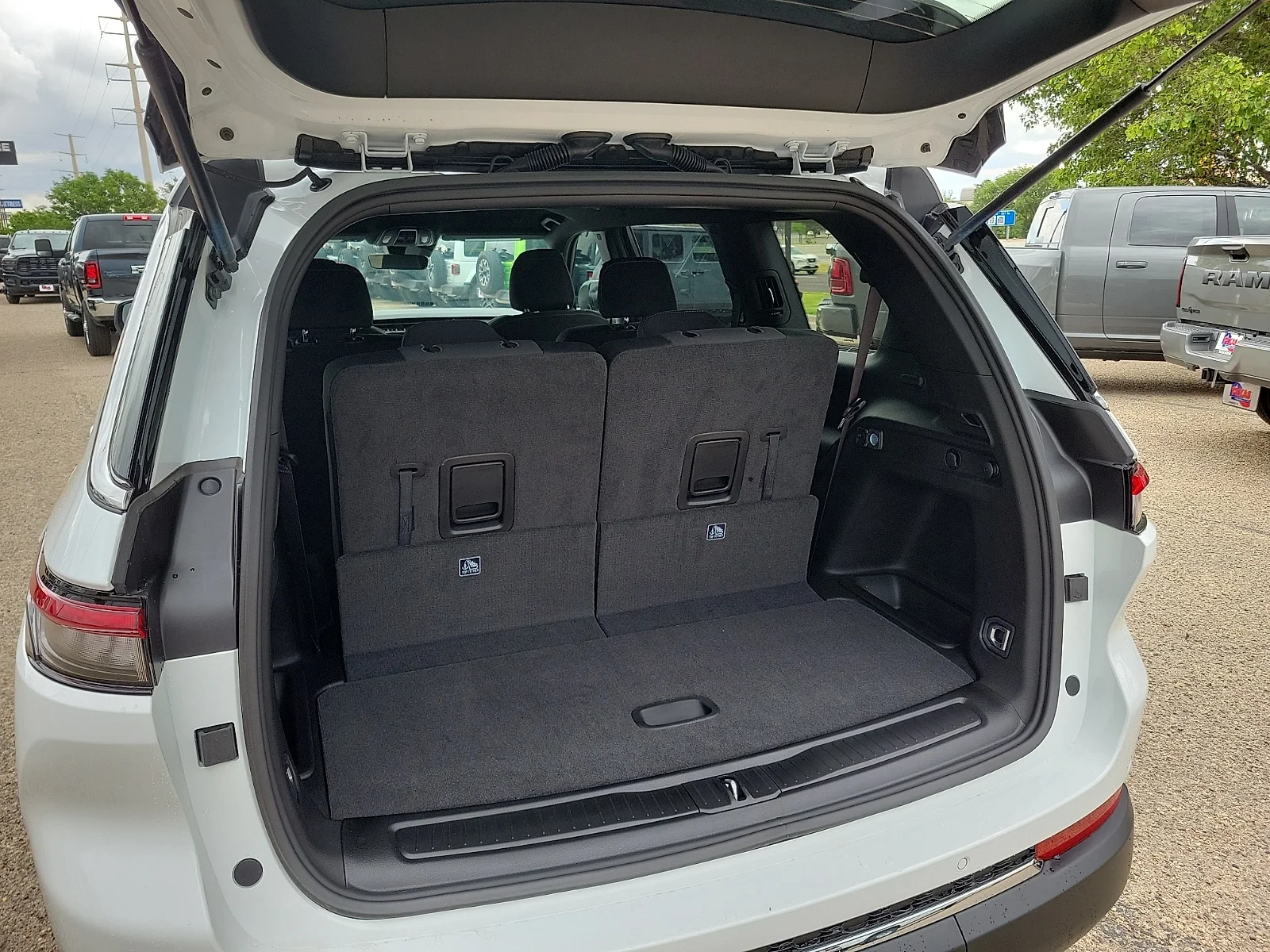 New 2026 PW7 Bright Whit Jeep L LAREDO 4X4 image 8