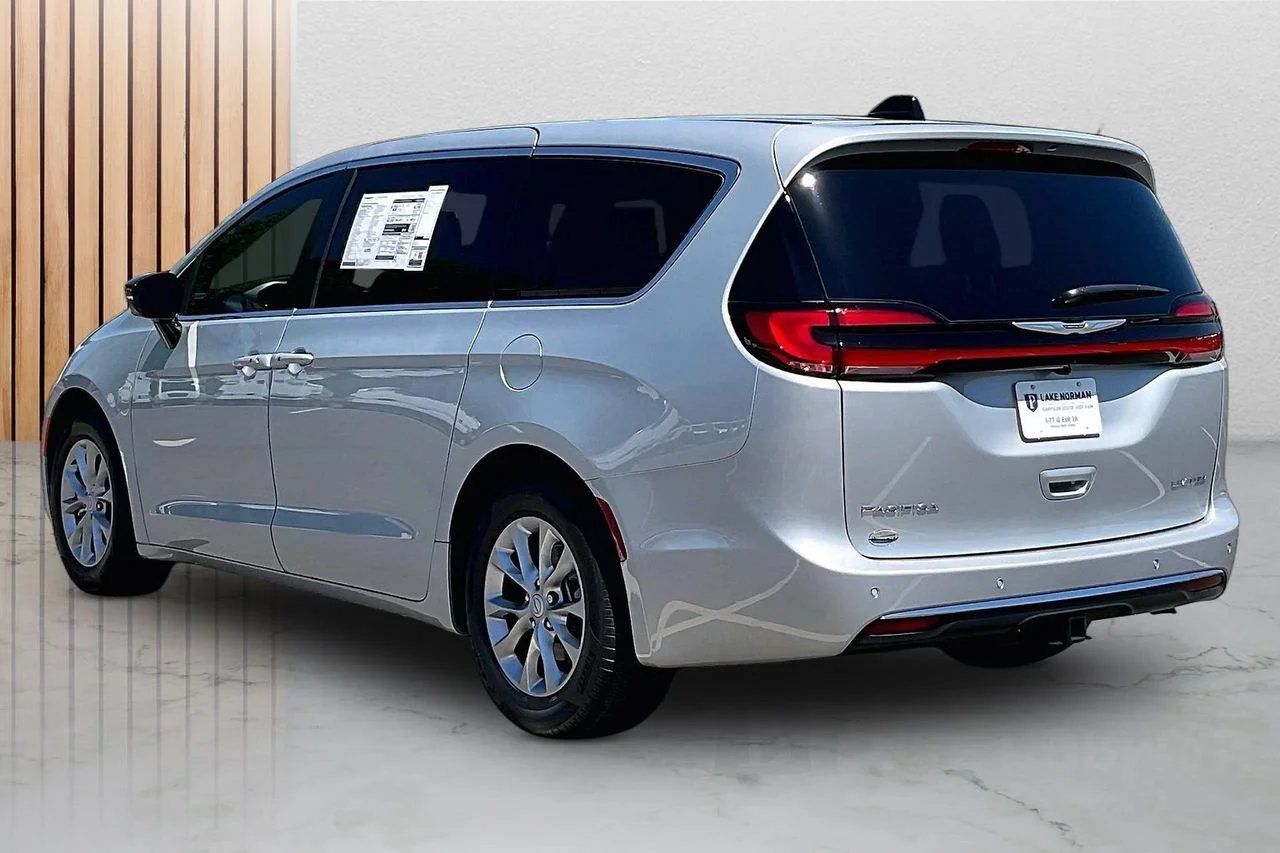 New 2026 Silver Mist Clear-Coat Exterior Paint Chrysler Limited image 7