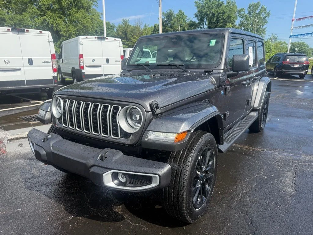 Used 2025 Gray Jeep Sahara 4xe image 8