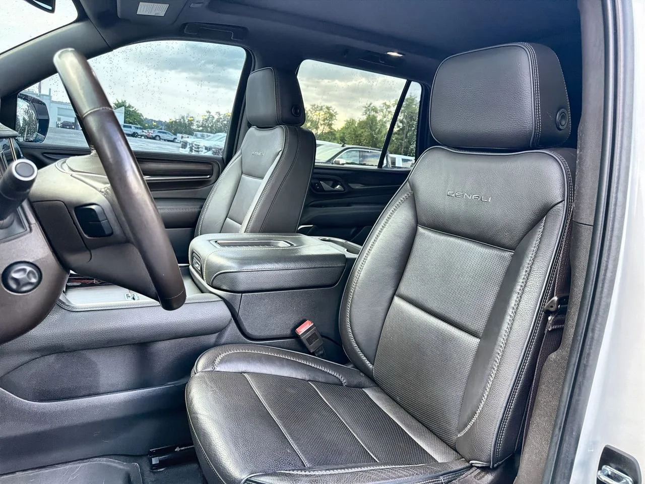 Used 2022 White Frost Tricoat GMC Denali image 16