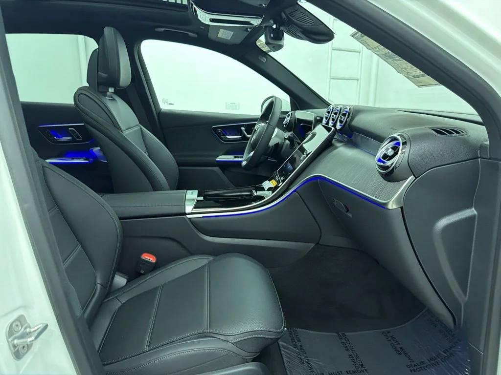 New 2027 White Mercedes-Benz GLC 300 image 28