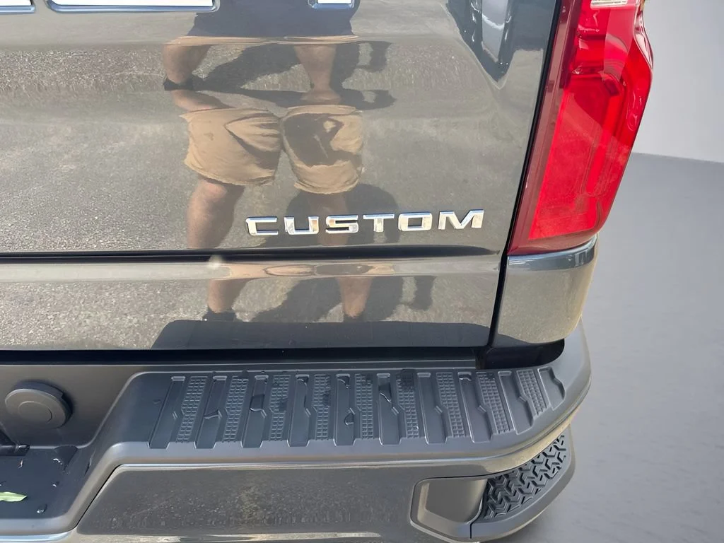 Used 2020 SHADOW GRAY METALLIC Chevrolet Custom image 29