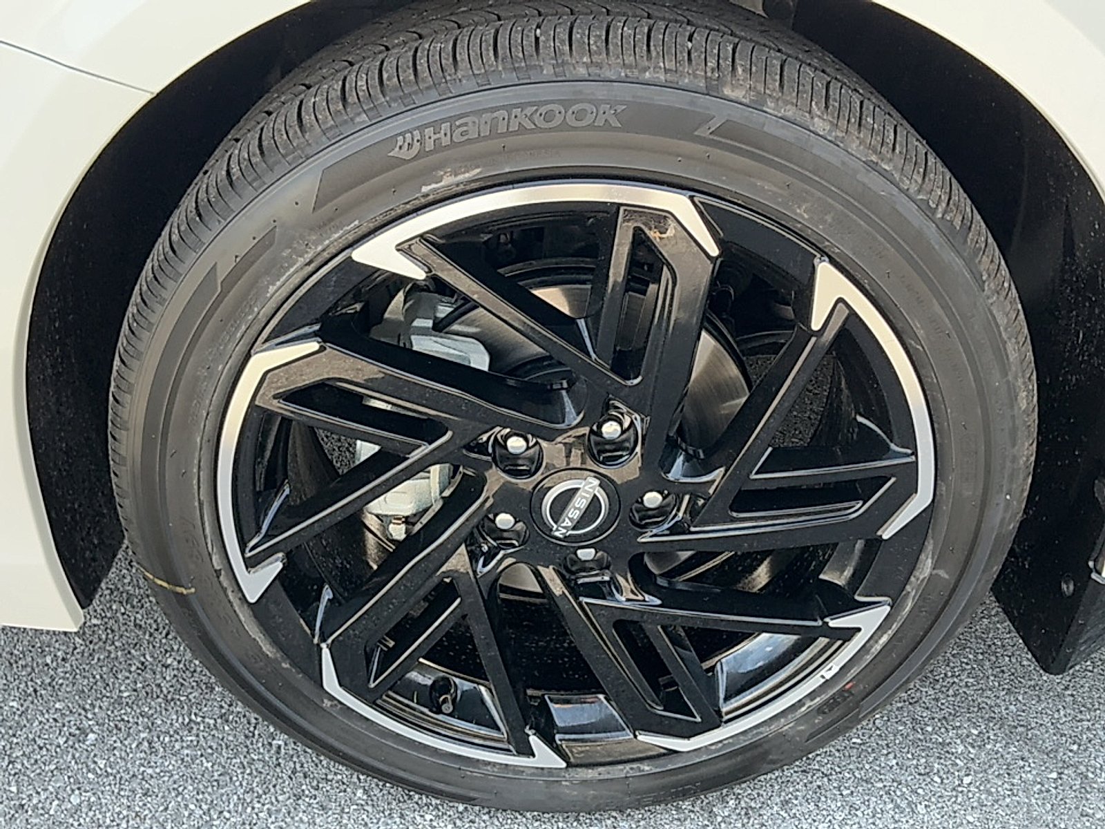 New 2026 Aspen White Tricoat/Super Black Nissan SR image 5
