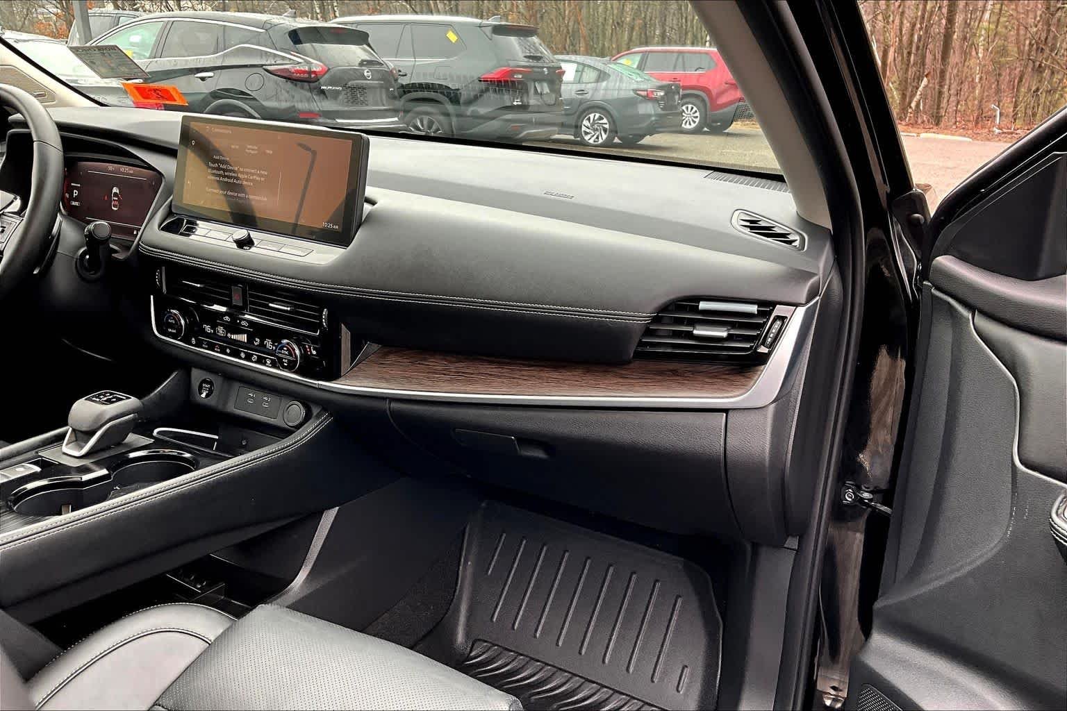 Used 2025 Super Black Nissan Platinum image 33