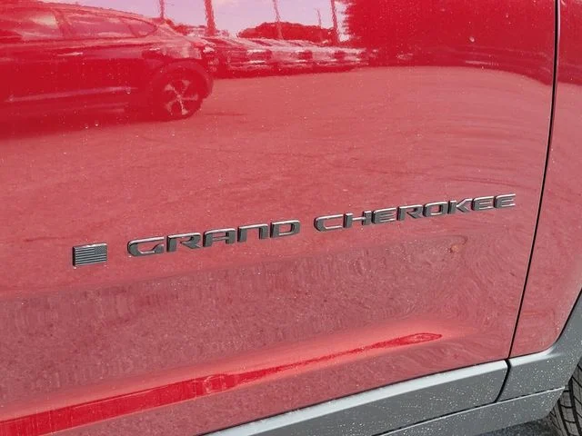 New 2025 Velvet Red Pearl-Coat Exterior Paint Jeep Altitude image 11