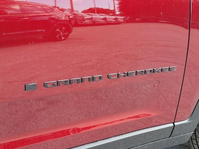 New 2025 Velvet Red Pearl-Coat Exterior Paint Jeep Altitude image 11