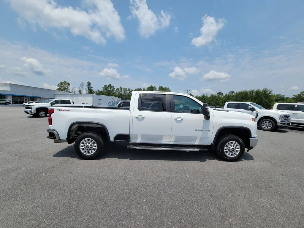 Used 2025 Summit White Chevrolet LT image 6