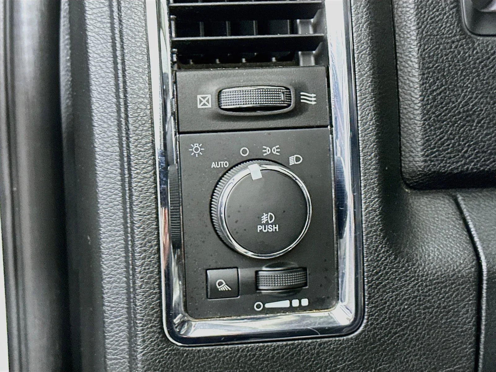 Used 2015  Ram Laramie image 11
