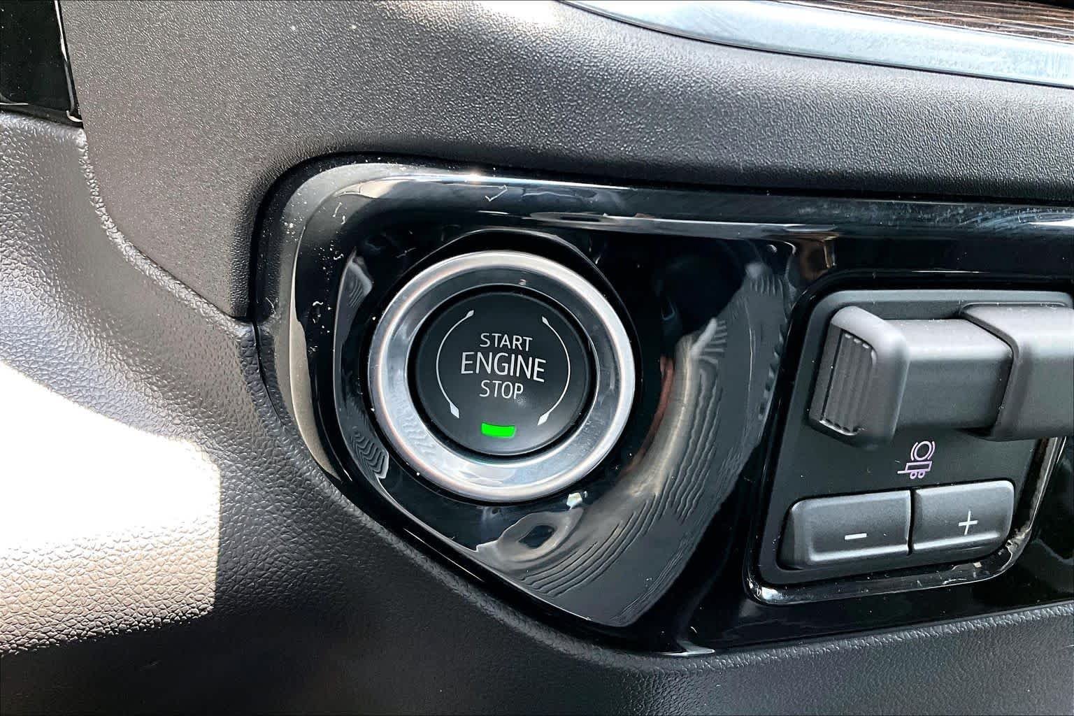 Used 2026 Summit White GMC Elevation image 33