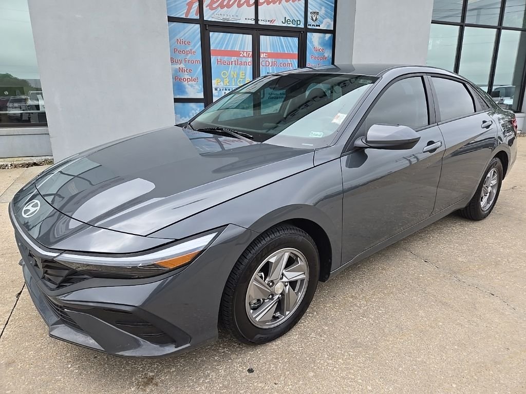 Used 2025 Hyundai Elantra SE with VIN KMHLL4DG7SU009160 for sale in Kansas City