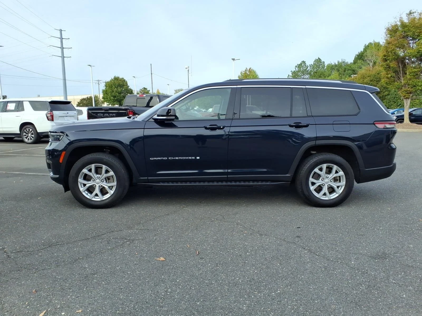 Used 2023 Midnight Sky Jeep Limited image 3