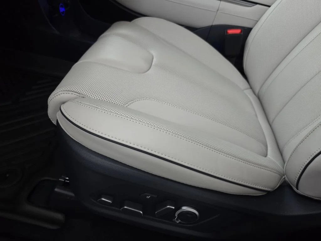 Used 2025 White Hyundai Calligraphy image 29
