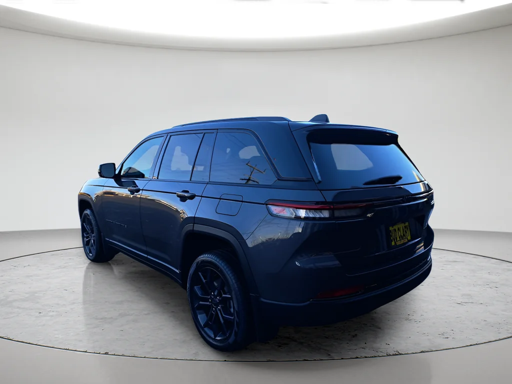 New 2025 Baltic Gray Metallic Clear-Coat Exterior Paint Jeep Limited image 3
