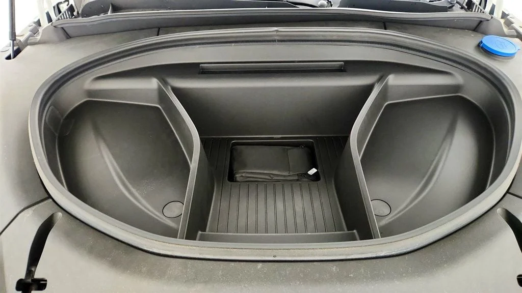 Used 2025 Crystal White Metallic Volvo Twin Motor Plus 6-Seater image 21