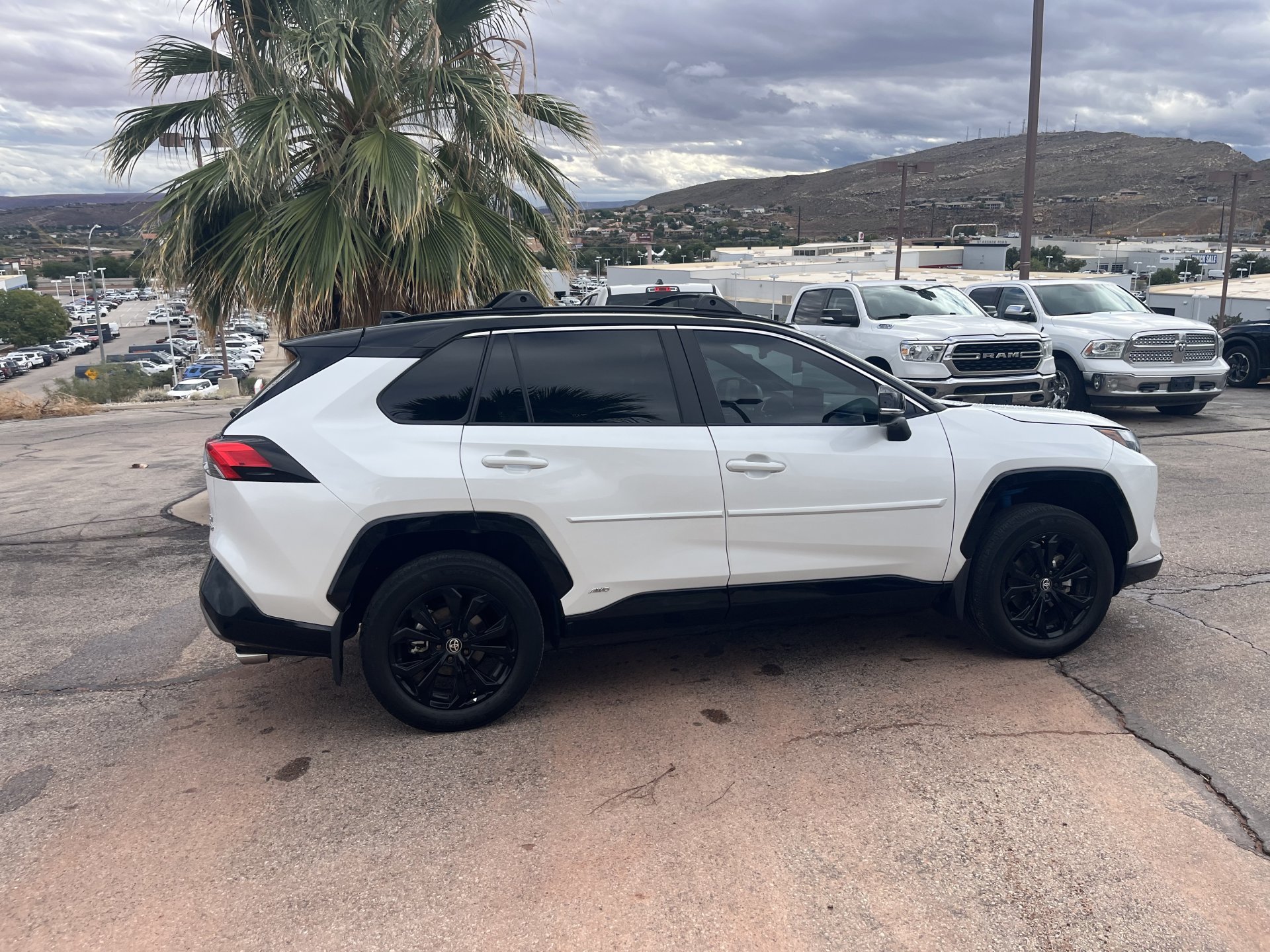 Used 2018 Pearl White Nissan Platinum image 7