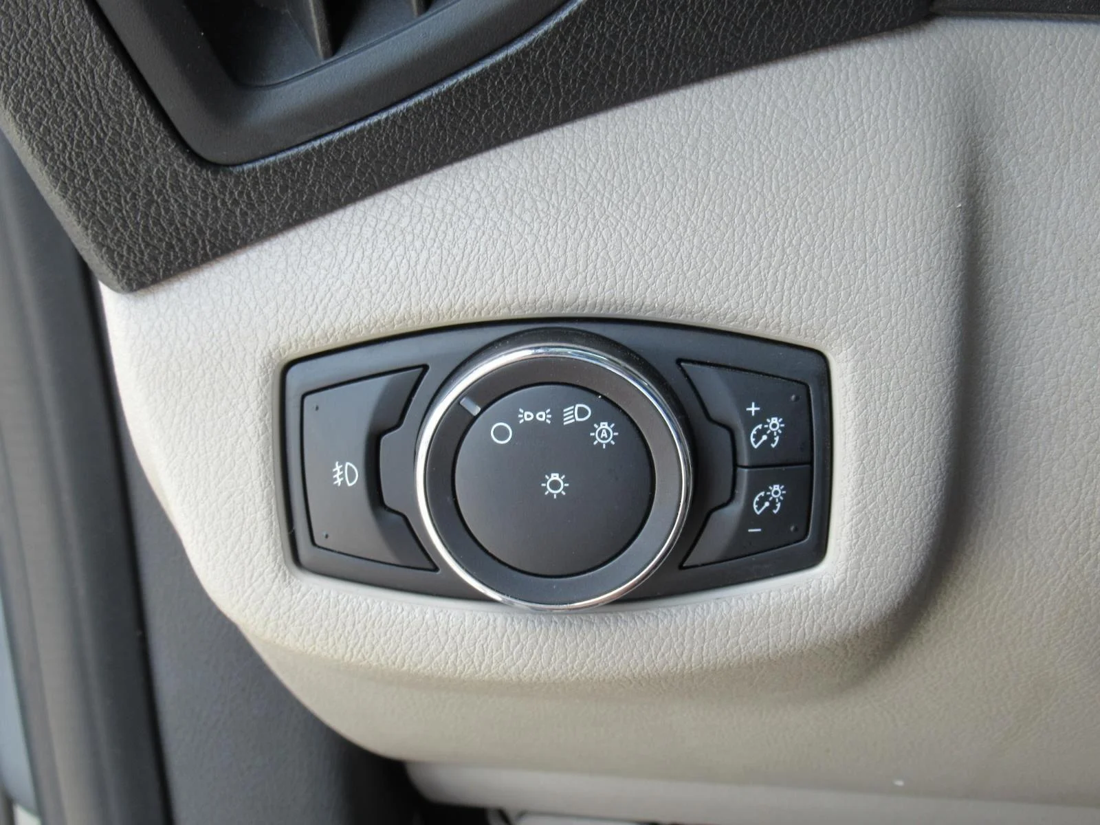 Used 2016  Ford Titanium image 26