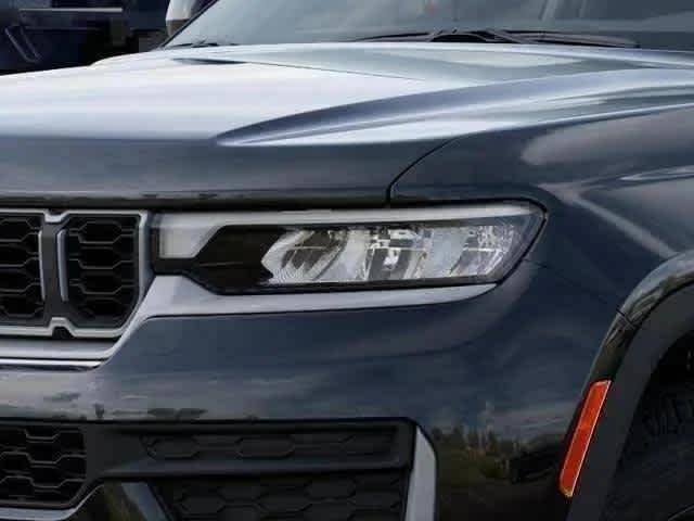 New 2026 Diamond Black Crystal Pearl-Coat Exterior Paint Jeep Laredo Altitude image 8