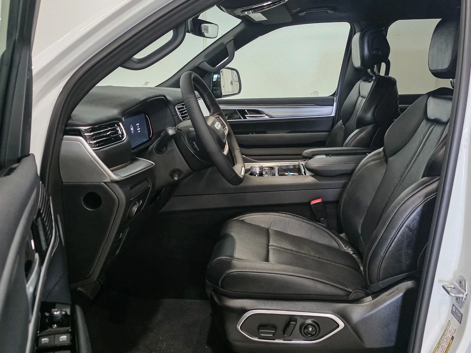 New 2026 Bright White Clear-Coat Exterior Paint Jeep Limited Altitude image 21