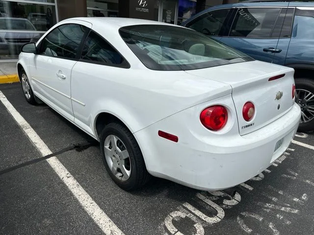 Used 2005 White Chevrolet Base image 3