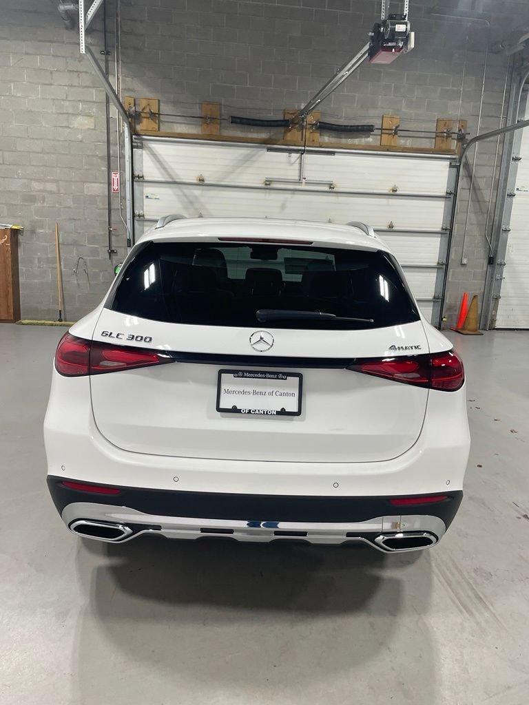New 2027 White Mercedes-Benz GLC 300 image 6